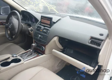 2011 Mercedes-Benz C 300 Luxury 4Matic/Sport 4Matic z USA, uszkodzony, nr VIN WDDGF8BBXBR180490